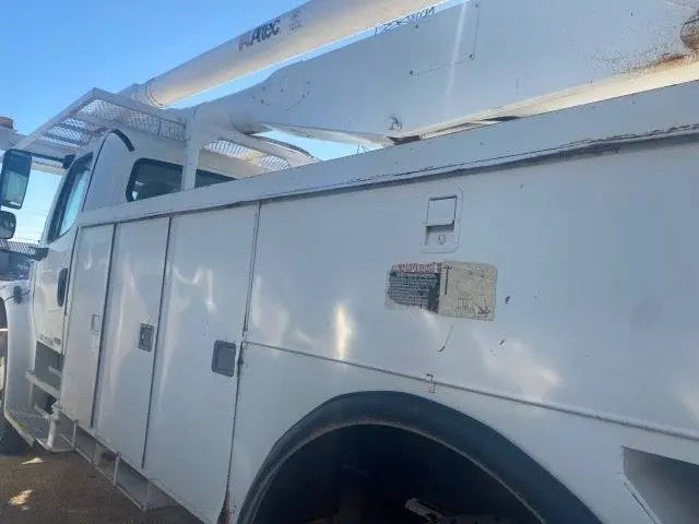 "2003 Freightliner Bucket Truck | Used Construction Equipment | Buy and Sell Pre-Owned Trucks"