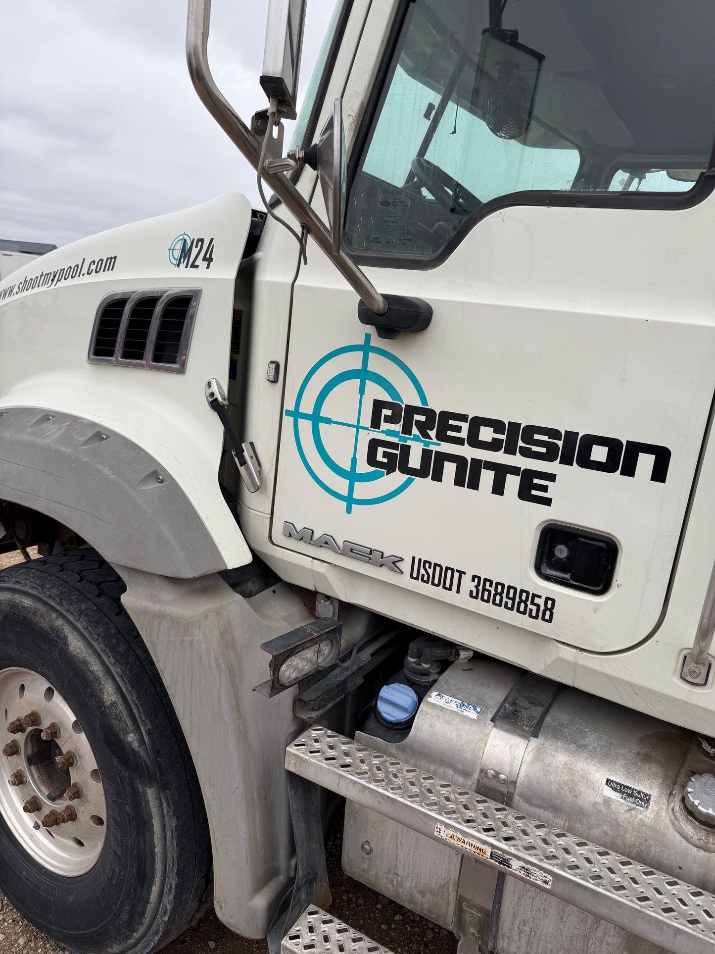 2015 Mack Granite GU813